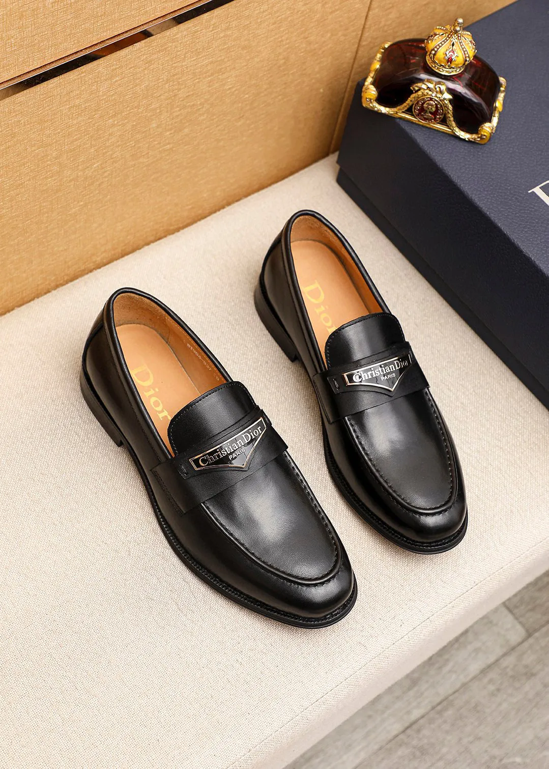 Men's shoes 💰480 💐 Product trademark: Dior "Dior" casual leather shoes Regular size: 39-44 (38.45.46🉑️Customized) Product materials: Selected Italian imported first-layer calfskin upper + classic hardware buckle, imported water-dyed 🐂 cowhide lining. Strong three-dimensional visual effect, original outsole color: 1⃣️color optional